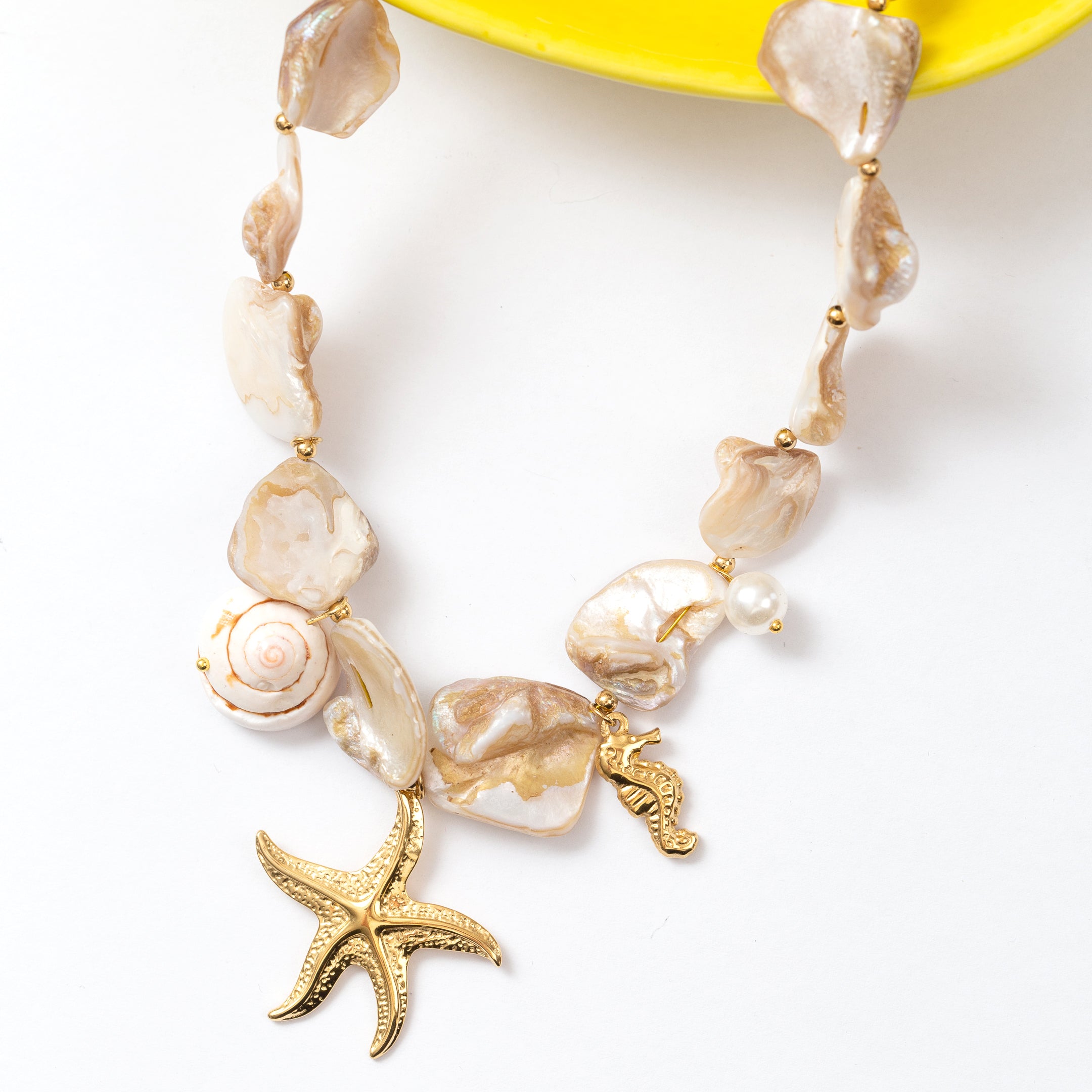 Collier en acier tendance pour cet été
