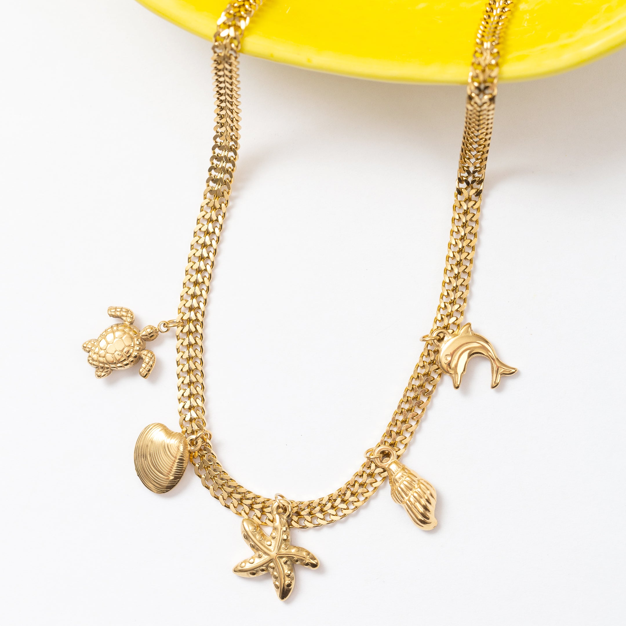 Collier en acier tendance pour cet été