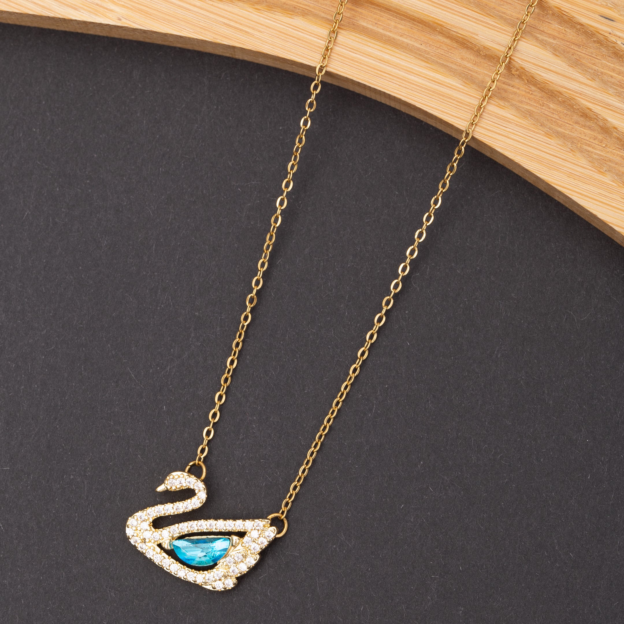 Collier SWAN en acier inoxydable garanti en promotion- Couleur dorée