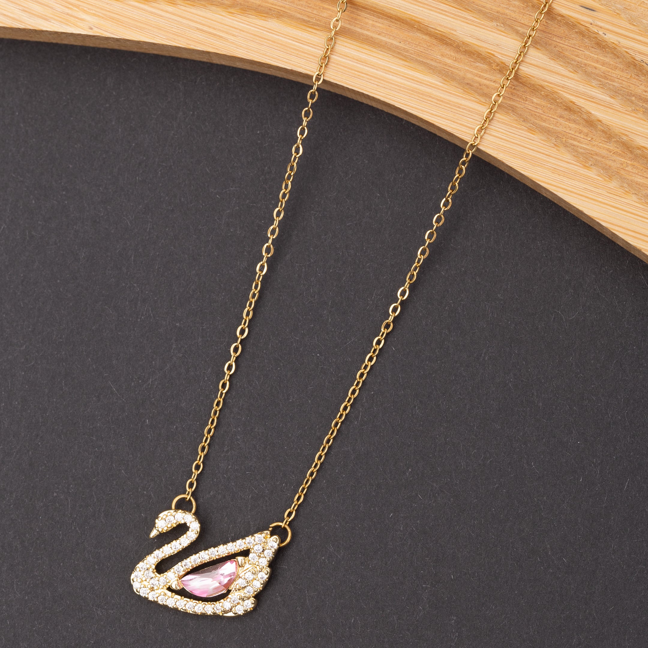 Collier SWAN en acier inoxydable garanti en promotion- Couleur dorée