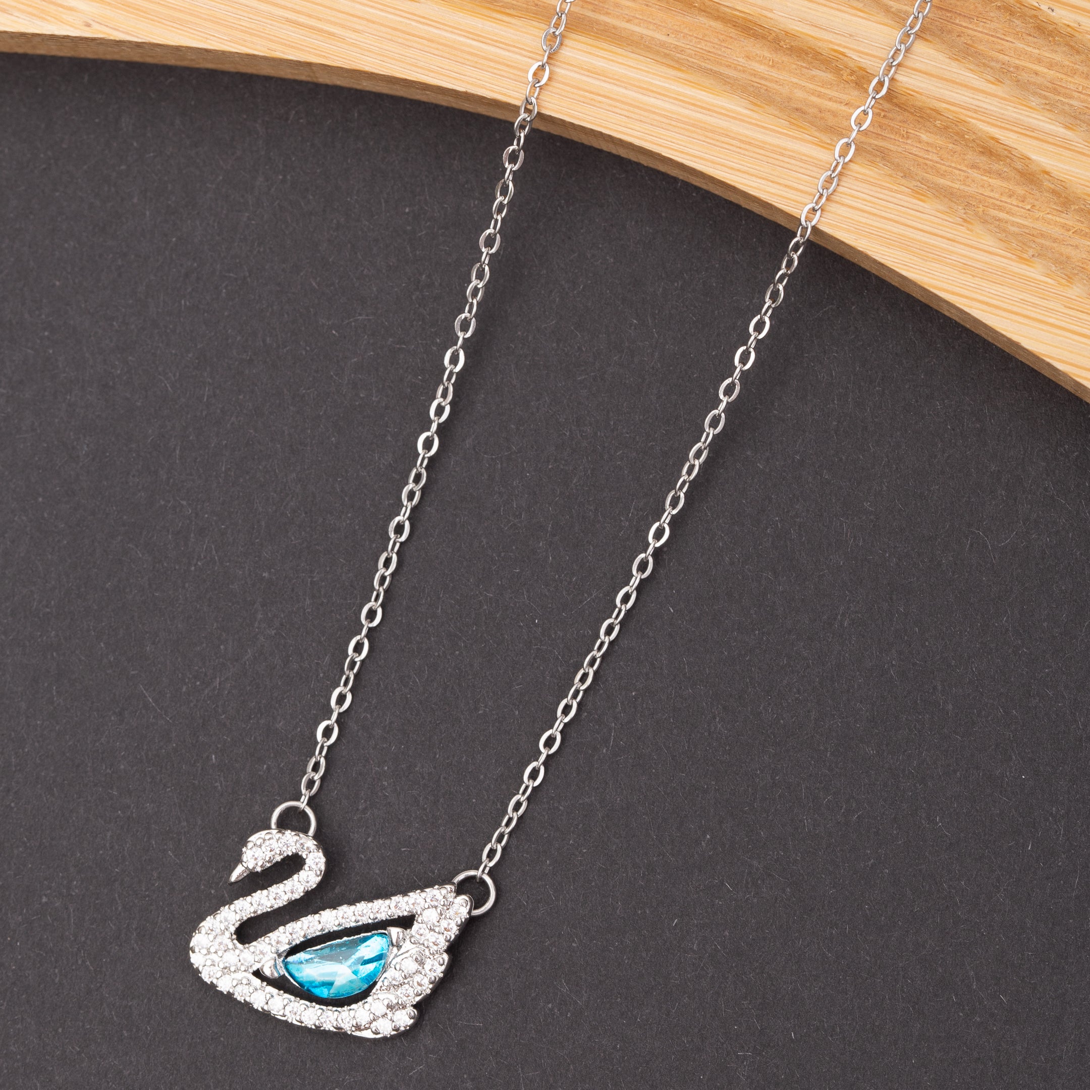 Collier SWAN en acier inoxydable garanti en promotion- Couleur argentée