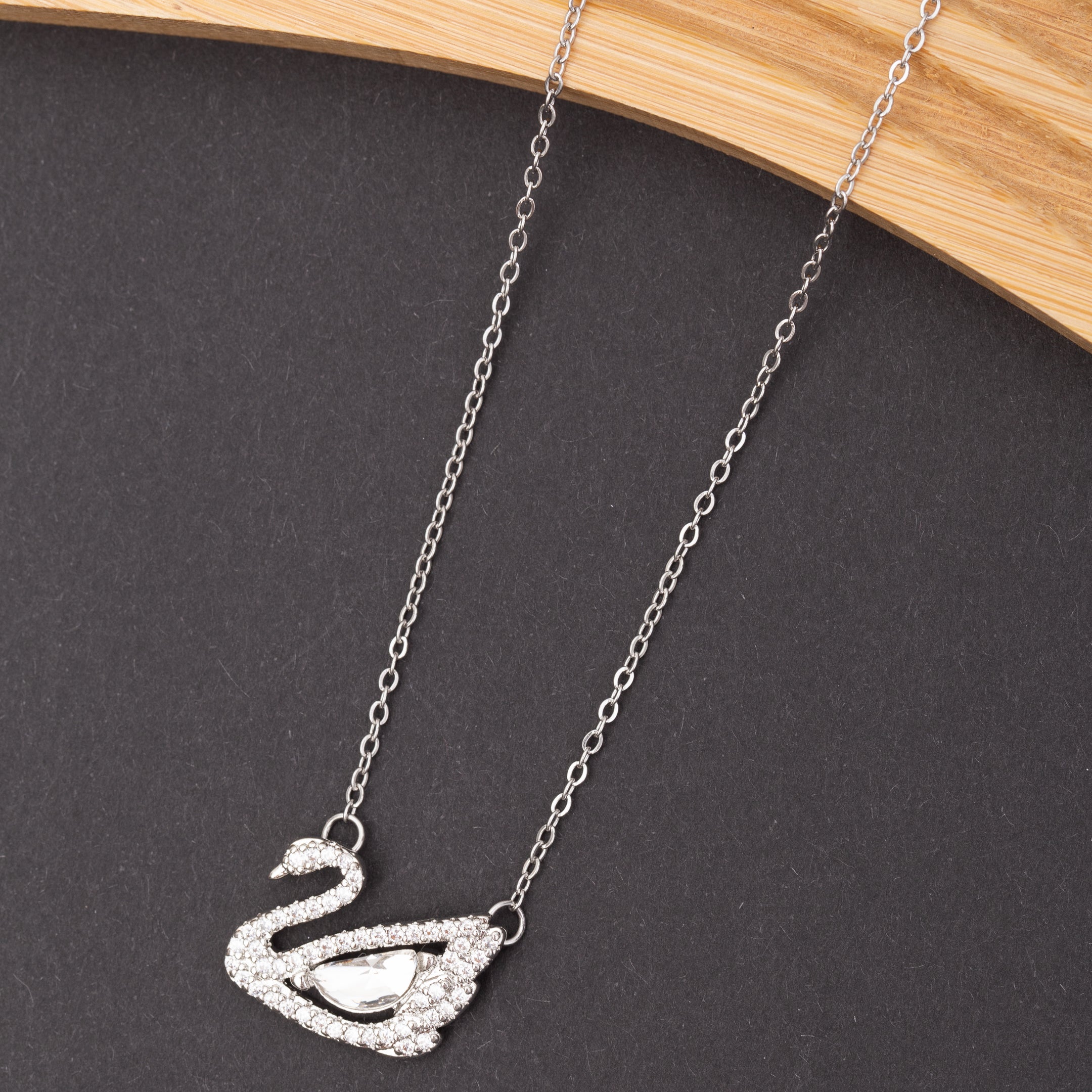 Collier SWAN en acier inoxydable garanti en promotion- Couleur argentée