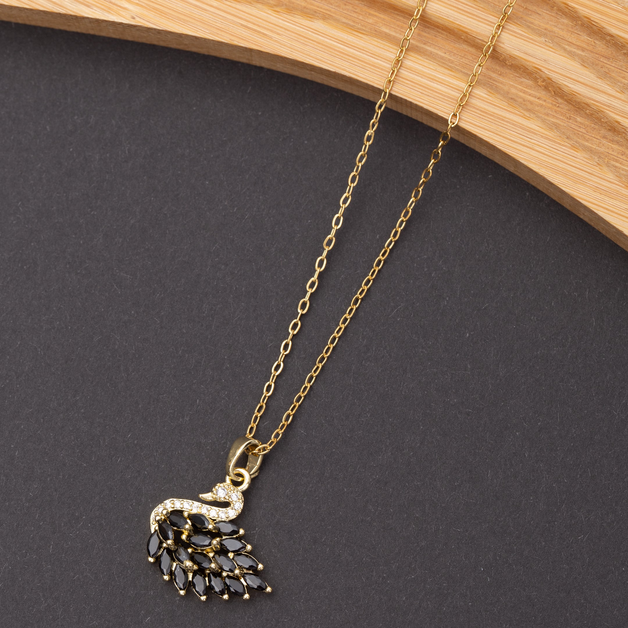 Collier SWAN en acier - Couleur Dorée - En Promotion
