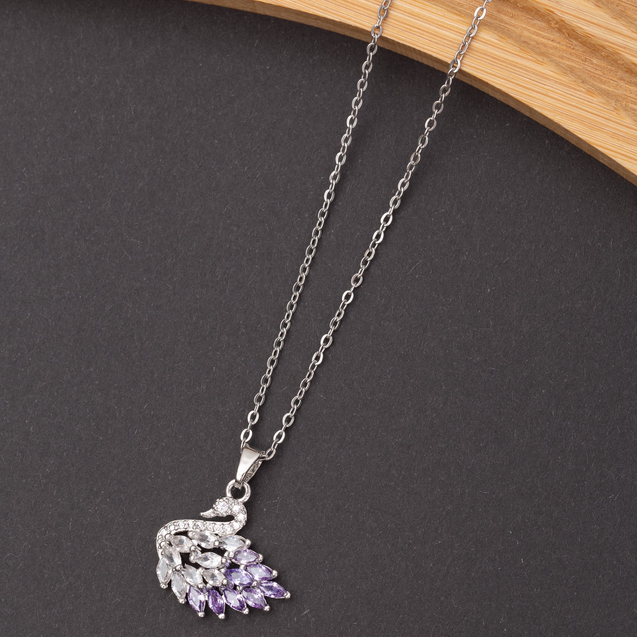 Collier SWAN en acier - Couleur Argentée - En Promotion