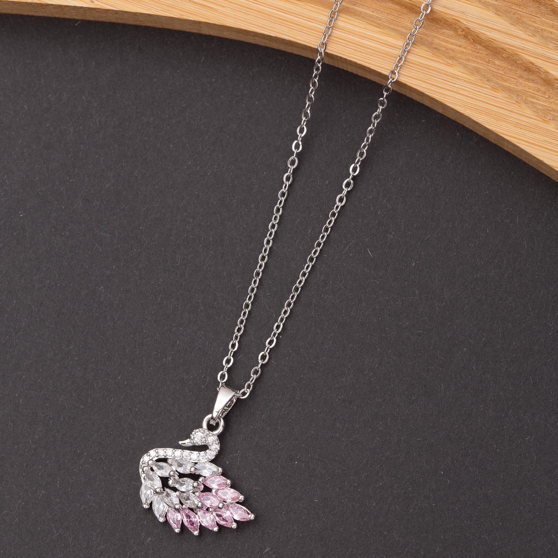 Collier SWAN en acier - Couleur Argentée - En Promotion
