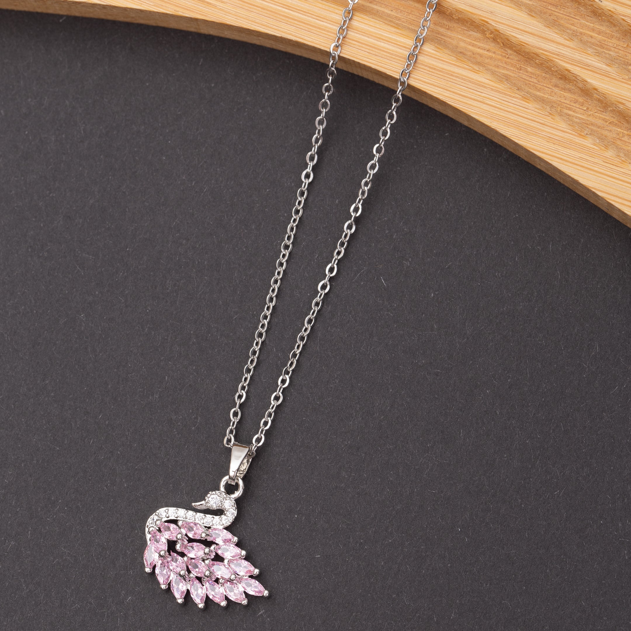 Collier SWAN en acier - Couleur Argentée - En Promotion