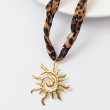 Collier en acier avec un motif