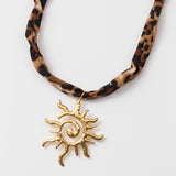 Collier en acier avec un motif