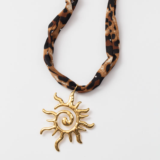 Collier en acier avec un motif