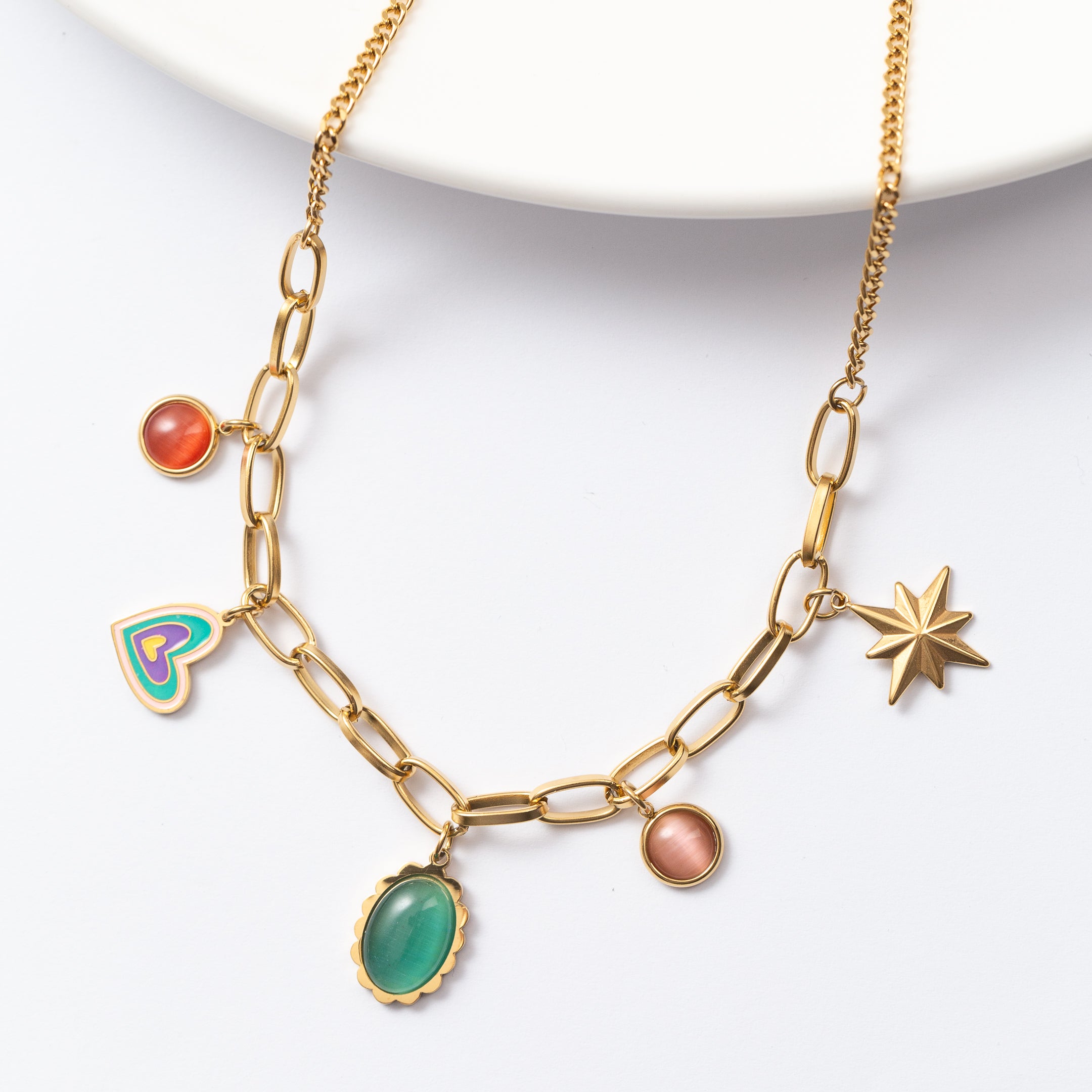 Collier en acier à un seul rang avec des motifs décoratifs