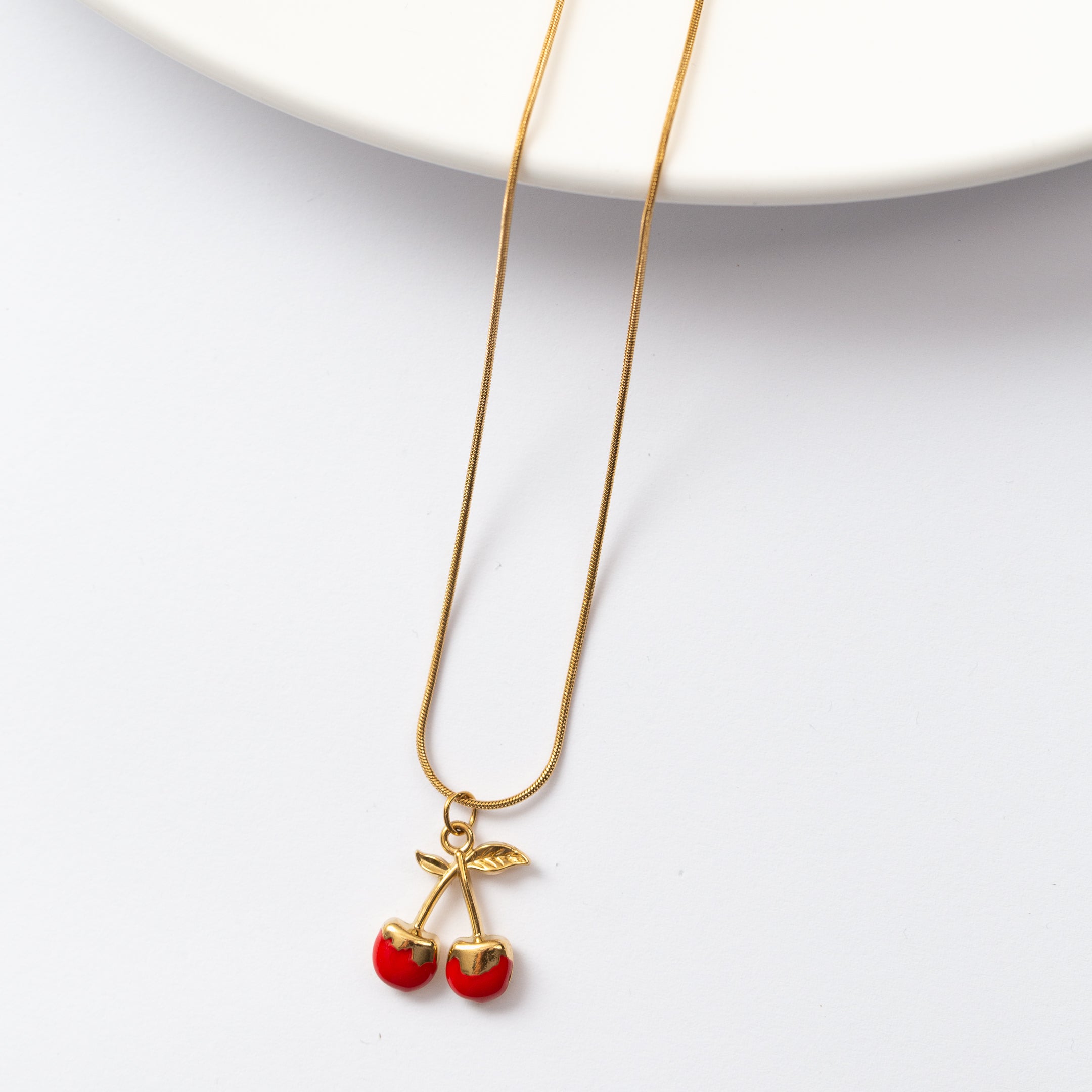 Collier en acier à rang unique avec un motif en forme de cerise
