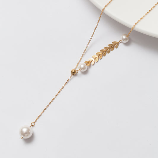 Collier Acier tendance avec des perles blanches