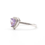 Bague argent rhodié garanti avec un motif en cœur violet tendance pour cet été