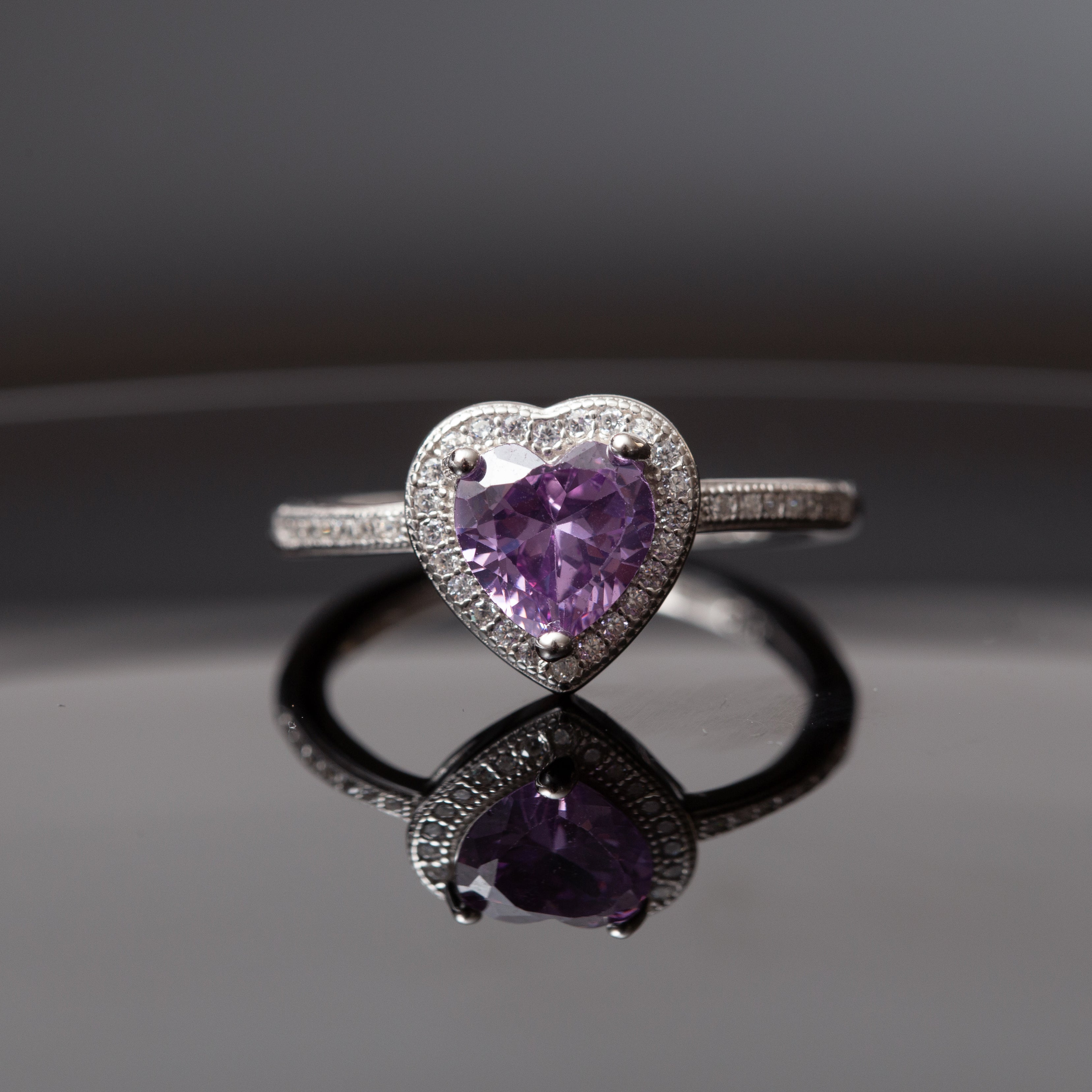 Bague argent rhodié garanti avec un motif en cœur violet tendance pour cet été