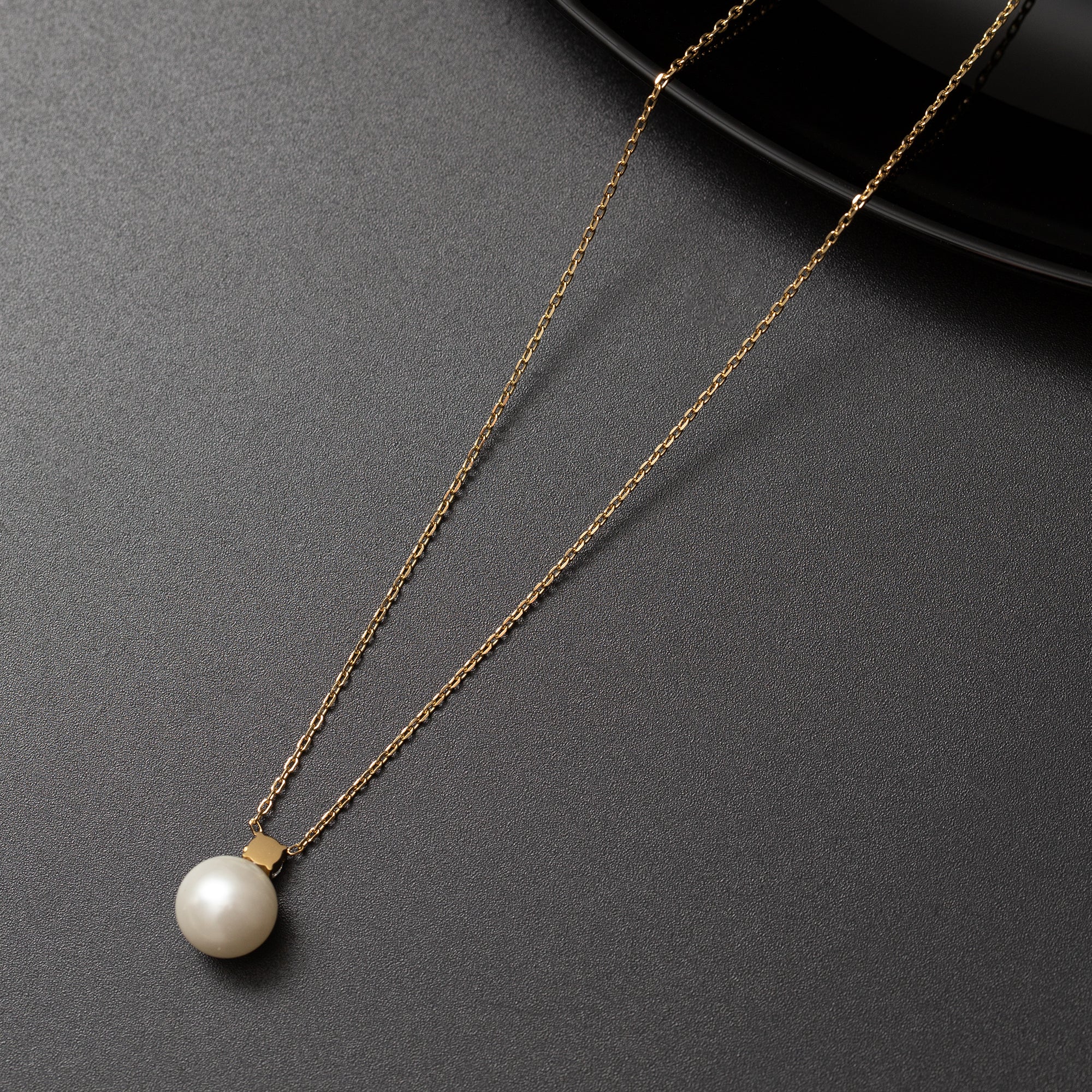 Collier Acier doré tendance avec une perle blanche