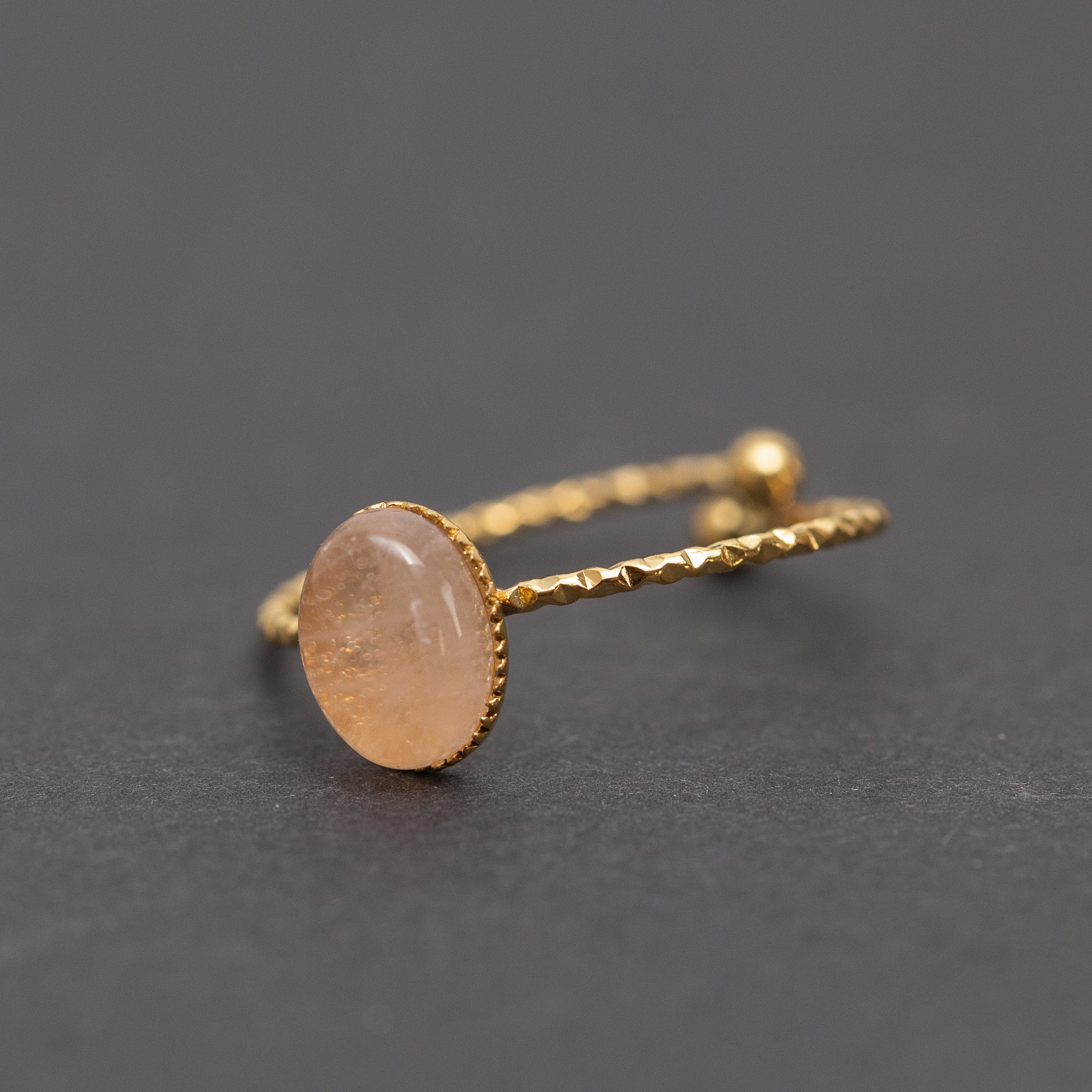 Bague en acier inoxydable doré avec pierre quartz rose - Taille standard