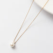 Collier Acier doré tendance avec une perle blanche