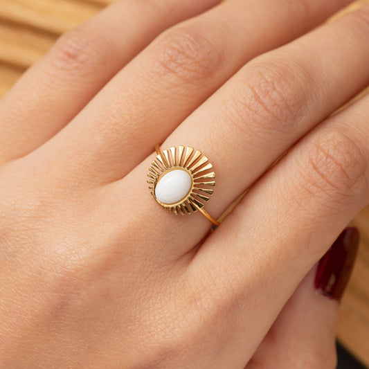 Bague en acier inoxydable doré avec pierre jade blanc - Taille standard