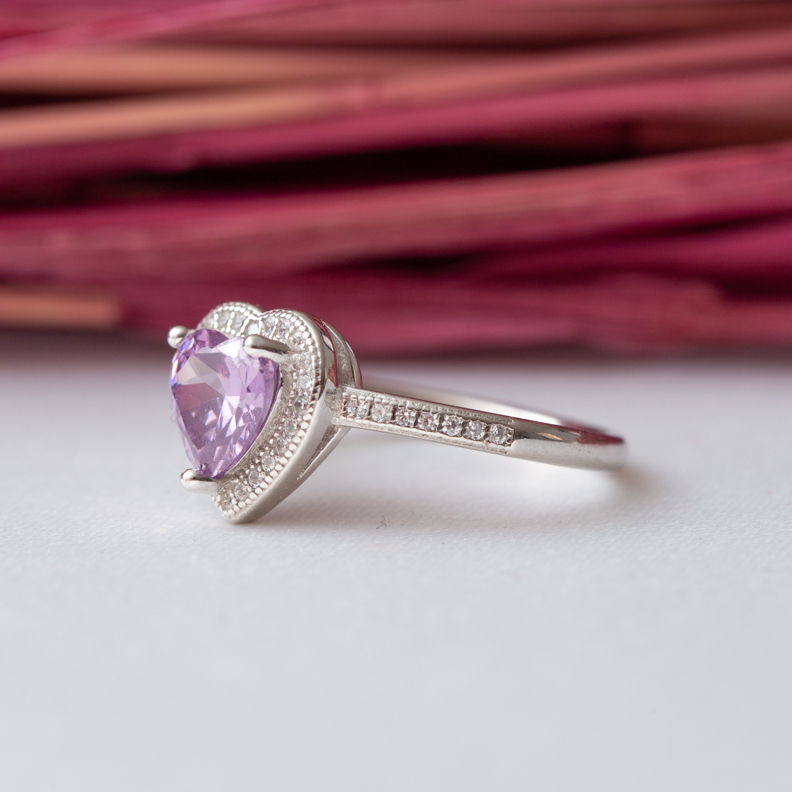 Bague argent rhodié garanti avec un motif en cœur violet tendance pour cet été