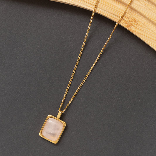 Collier en acier en promotion avec pierre rose quartz.