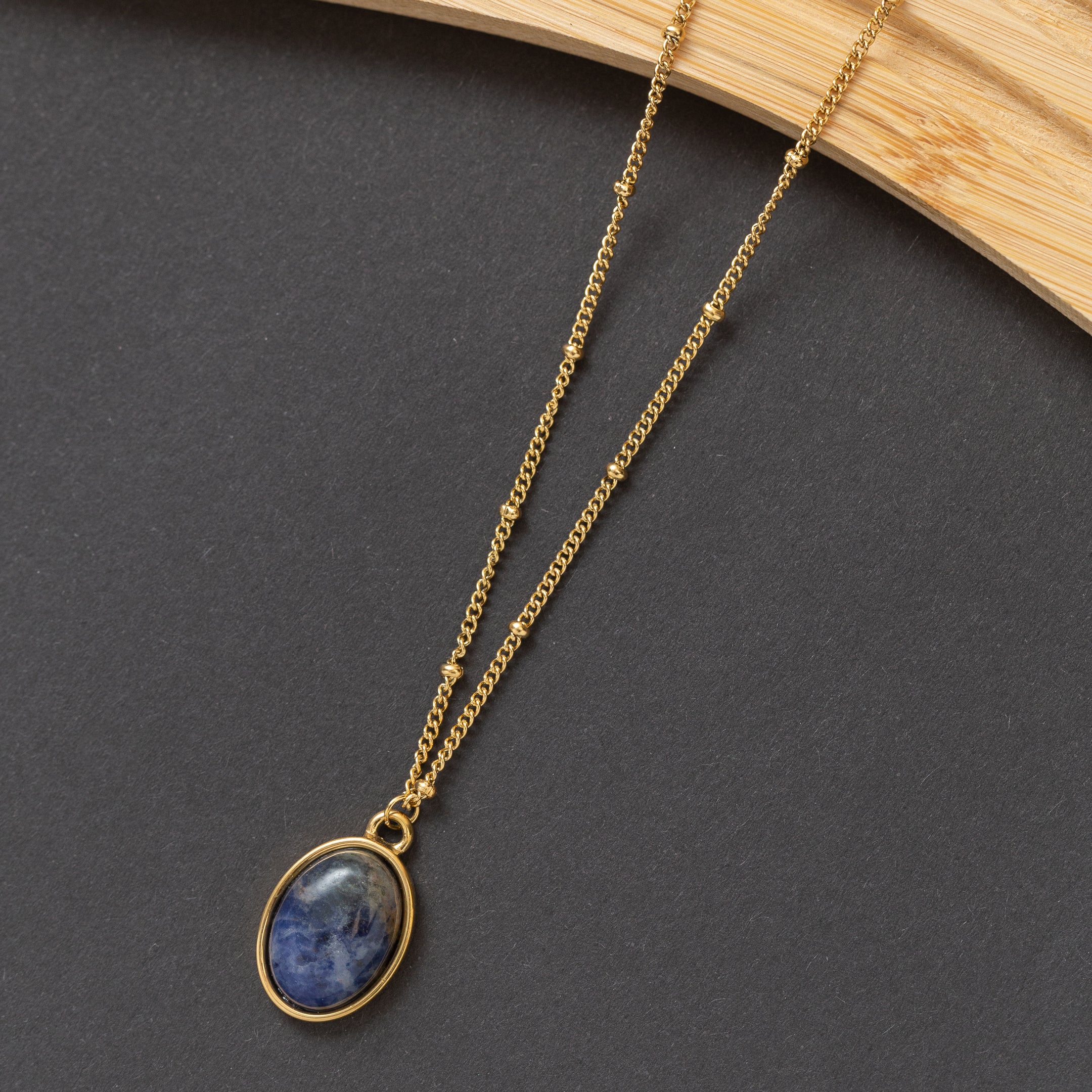 Collier en acier en promotion avec pierre lapis-lazuli.