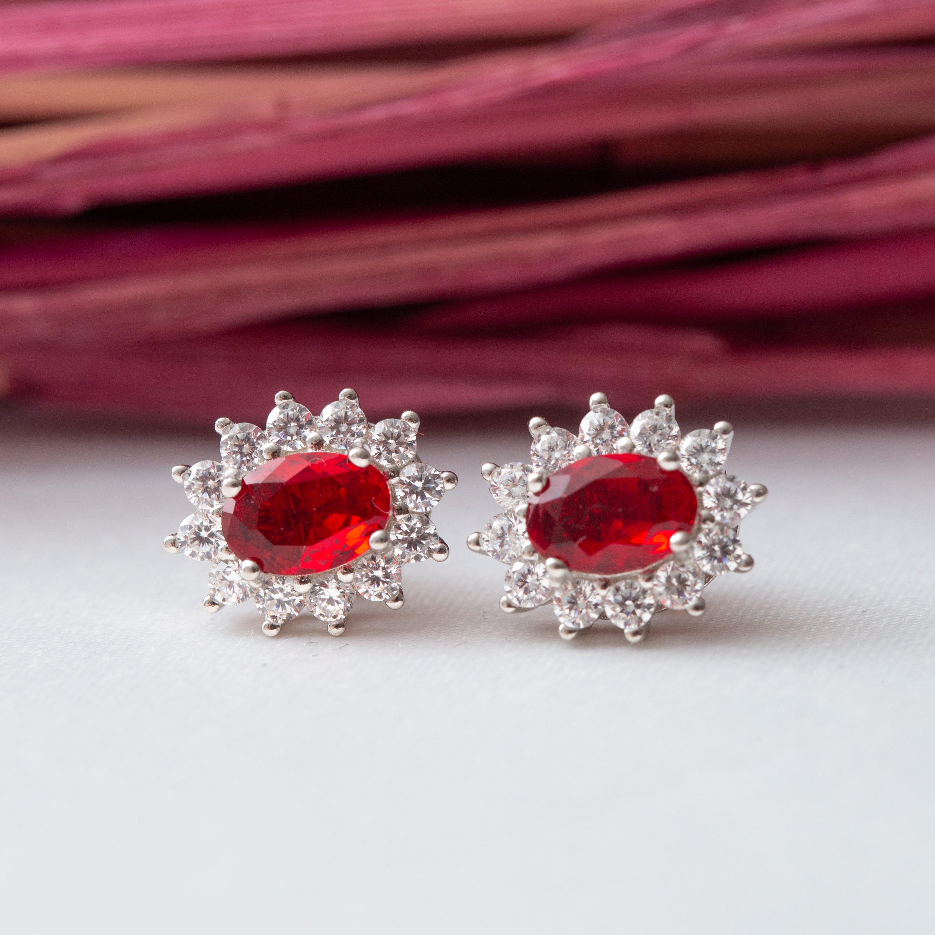 Boucles en argent rhodié garanti avec un motif fleuré rouge tendance pour cet été