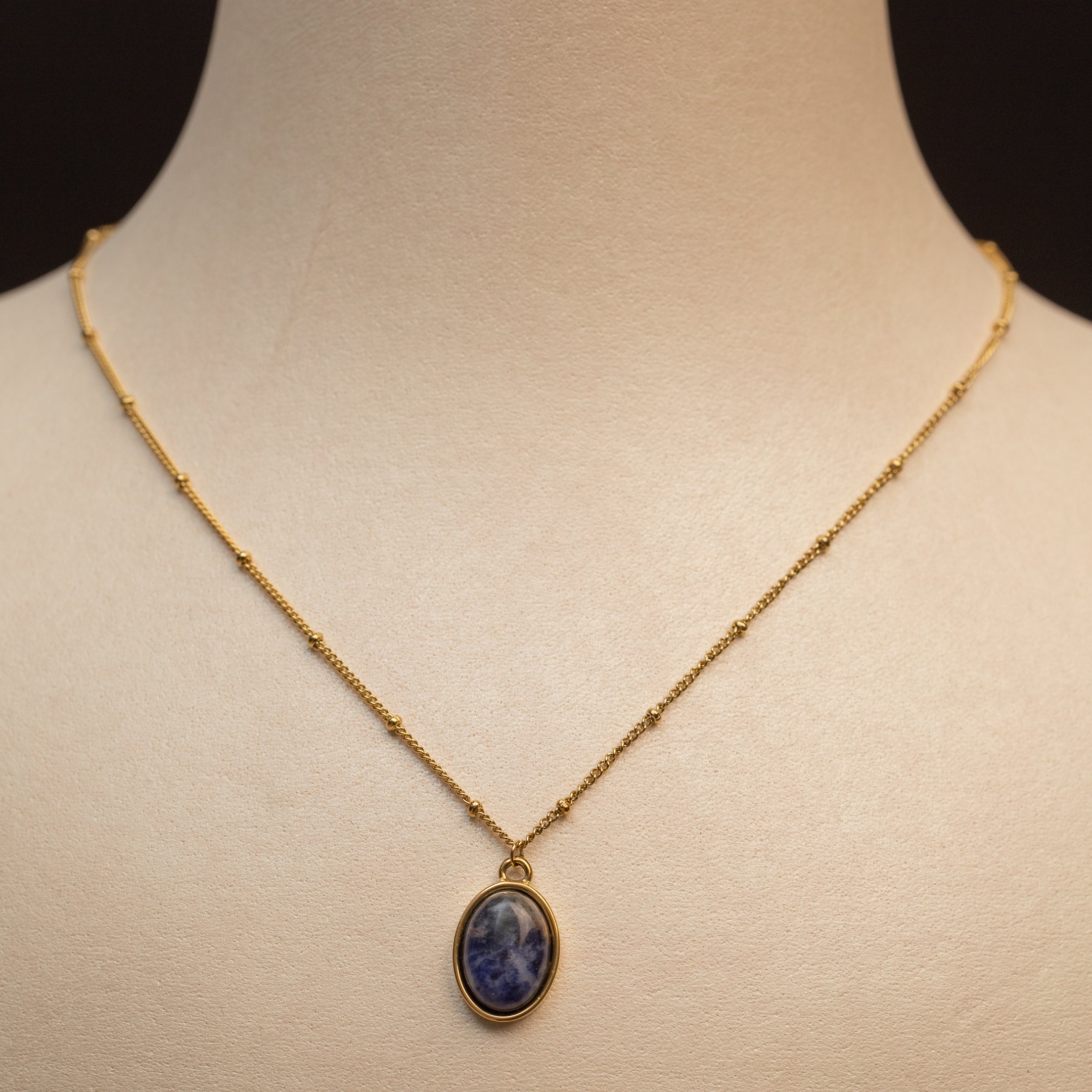 Collier en acier en promotion avec pierre lapis-lazuli.