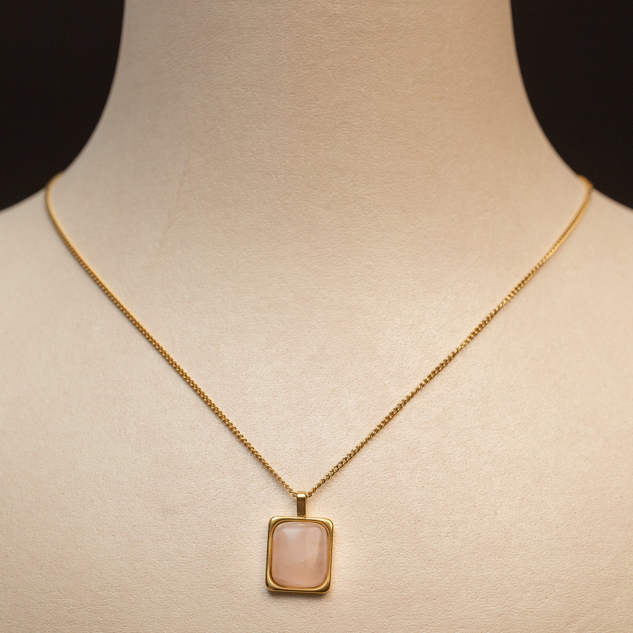 Collier en acier en promotion avec pierre rose quartz.