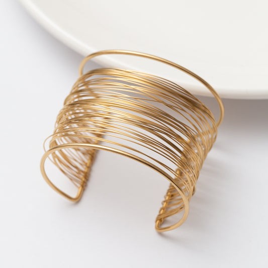 Bracelets en Acier avec Lignes Fusionnées : Un Design Moderne au Charme Subtil
