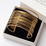 Bracelets en Acier avec Lignes Fusionnées : Un Design Moderne au Charme Subtil