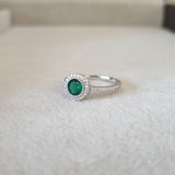 خاتم فضة مطلي بالروديوم مكفول بحجر أخضر مستدير