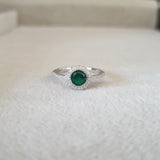 خاتم فضة مطلي بالروديوم مكفول بحجر أخضر مستدير