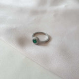 خاتم فضة مطلي بالروديوم مكفول بحجر أخضر مستدير