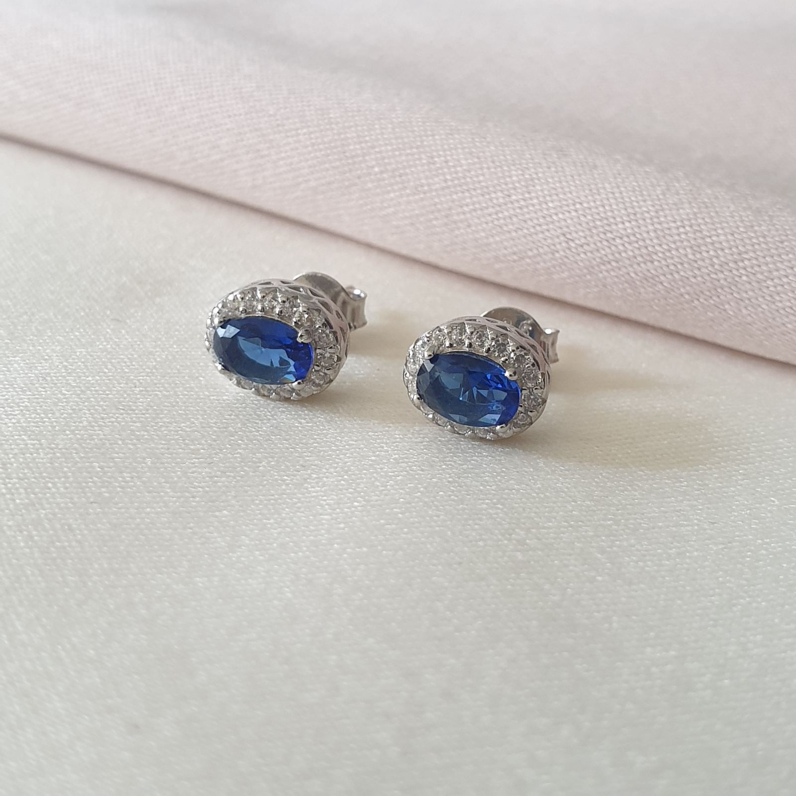 Boucle d'oreille argent Rhodié garanti pierre bleu princière