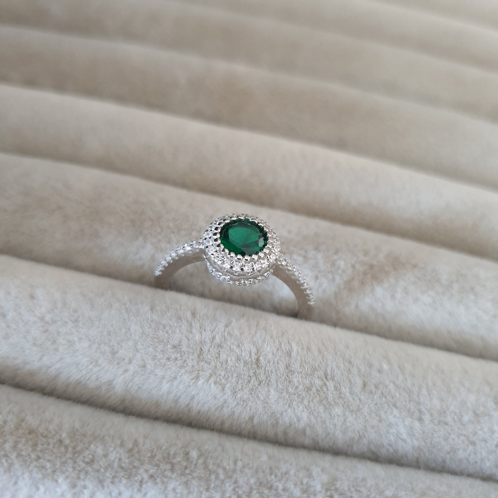 خاتم فضة مطلي بالروديوم مكفول بحجر أخضر مستدير