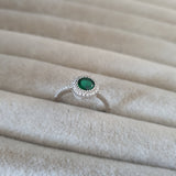 خاتم فضة مطلي بالروديوم مكفول بحجر أخضر مستدير