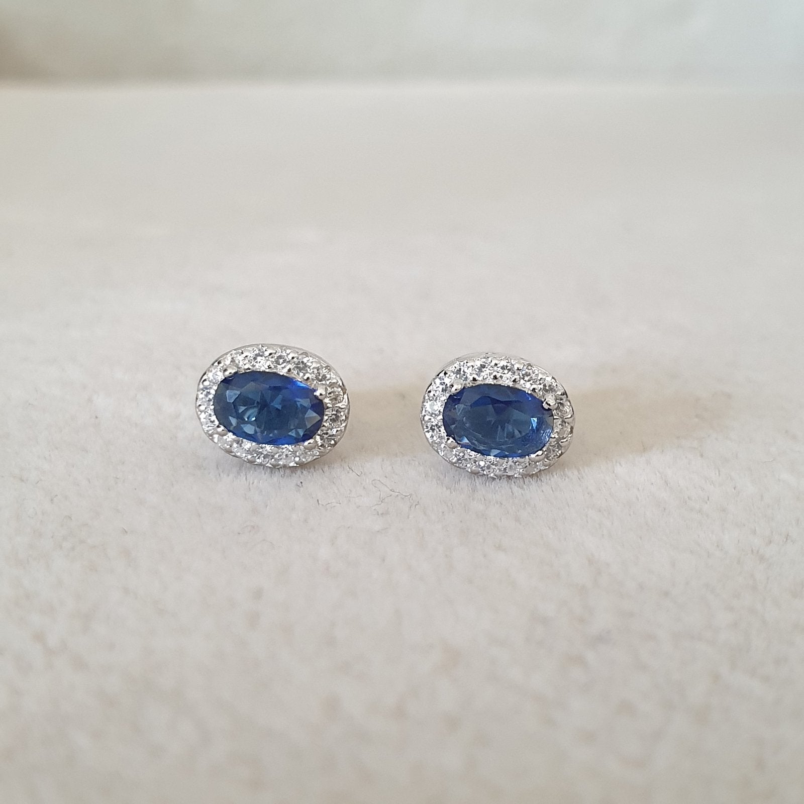 Boucle d'oreille argent Rhodié garanti pierre bleu princière