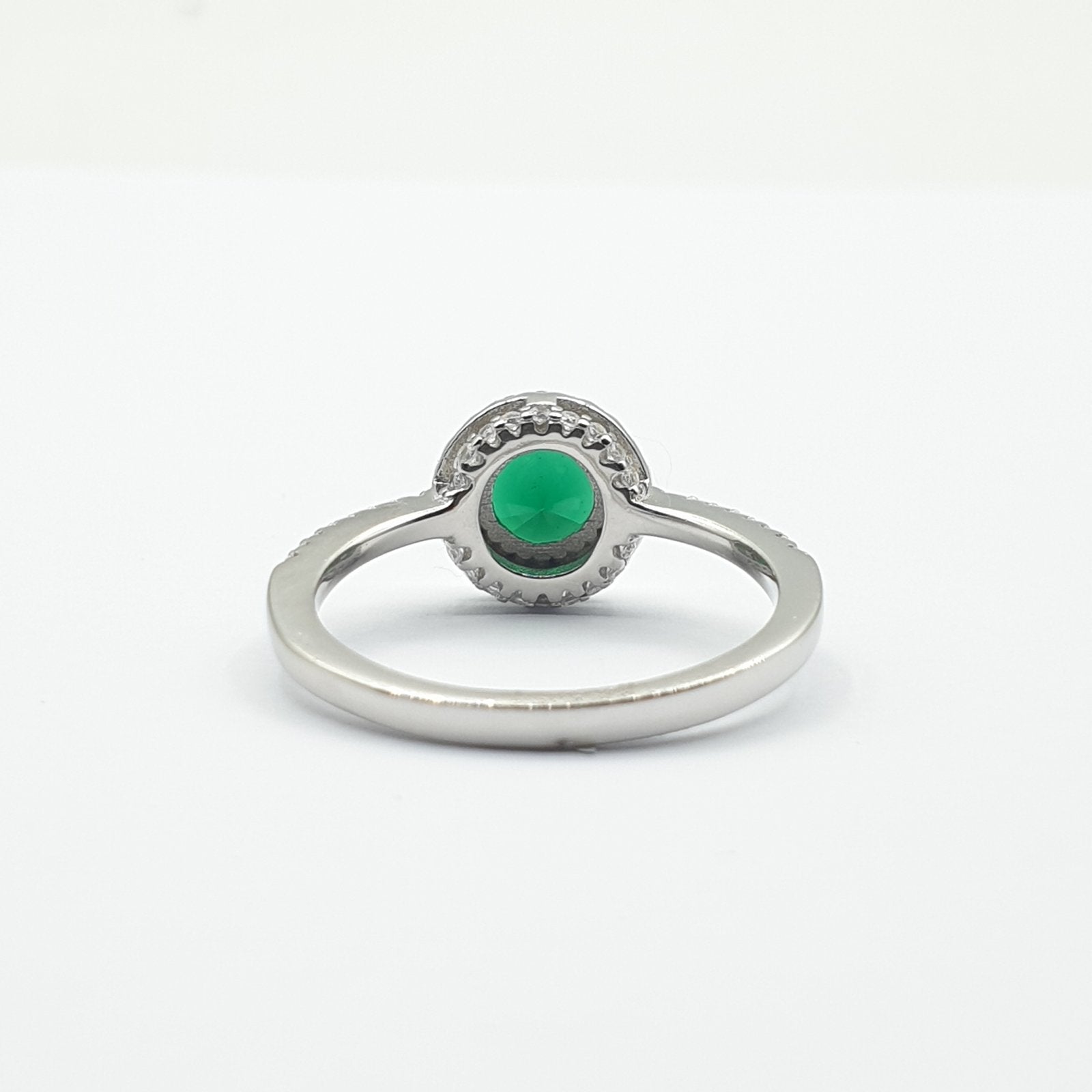 خاتم فضة مطلي بالروديوم مكفول بحجر أخضر مستدير
