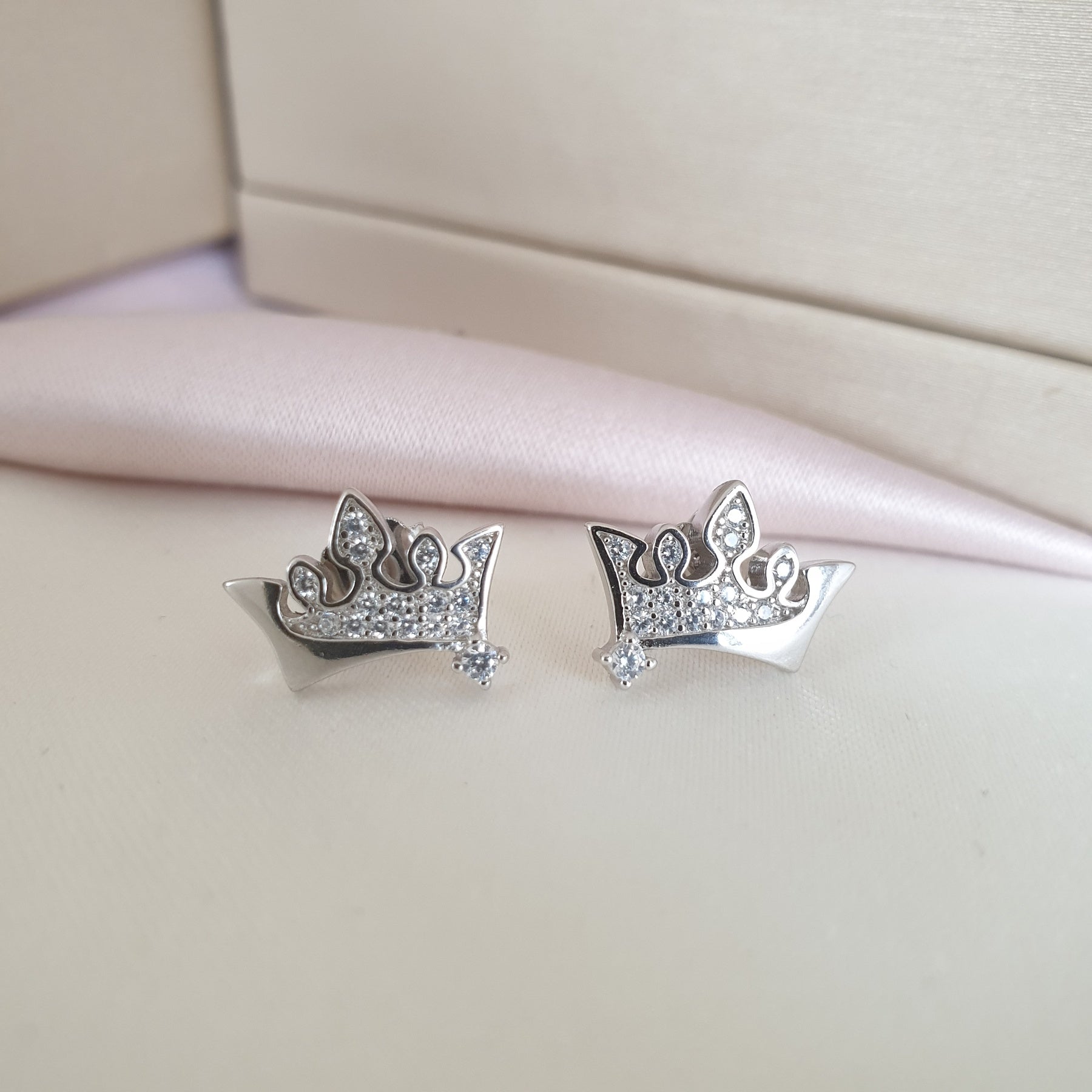 حلق فضة مطلي بالروديوم مكفول حجر التاج تخفيض المال - 40%