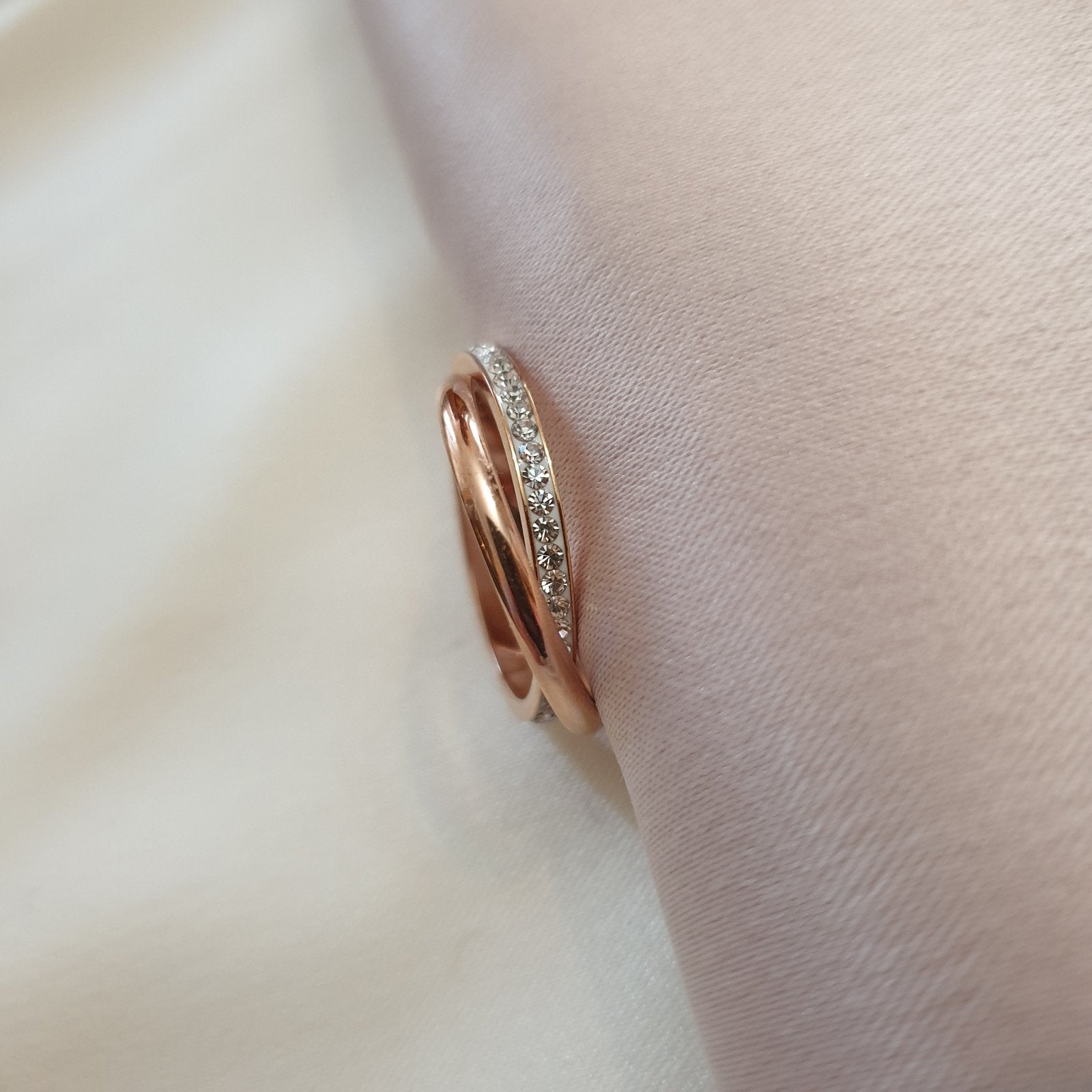 Bague acier garanti inoxydable double anneaux croisés avec pierre rose fold