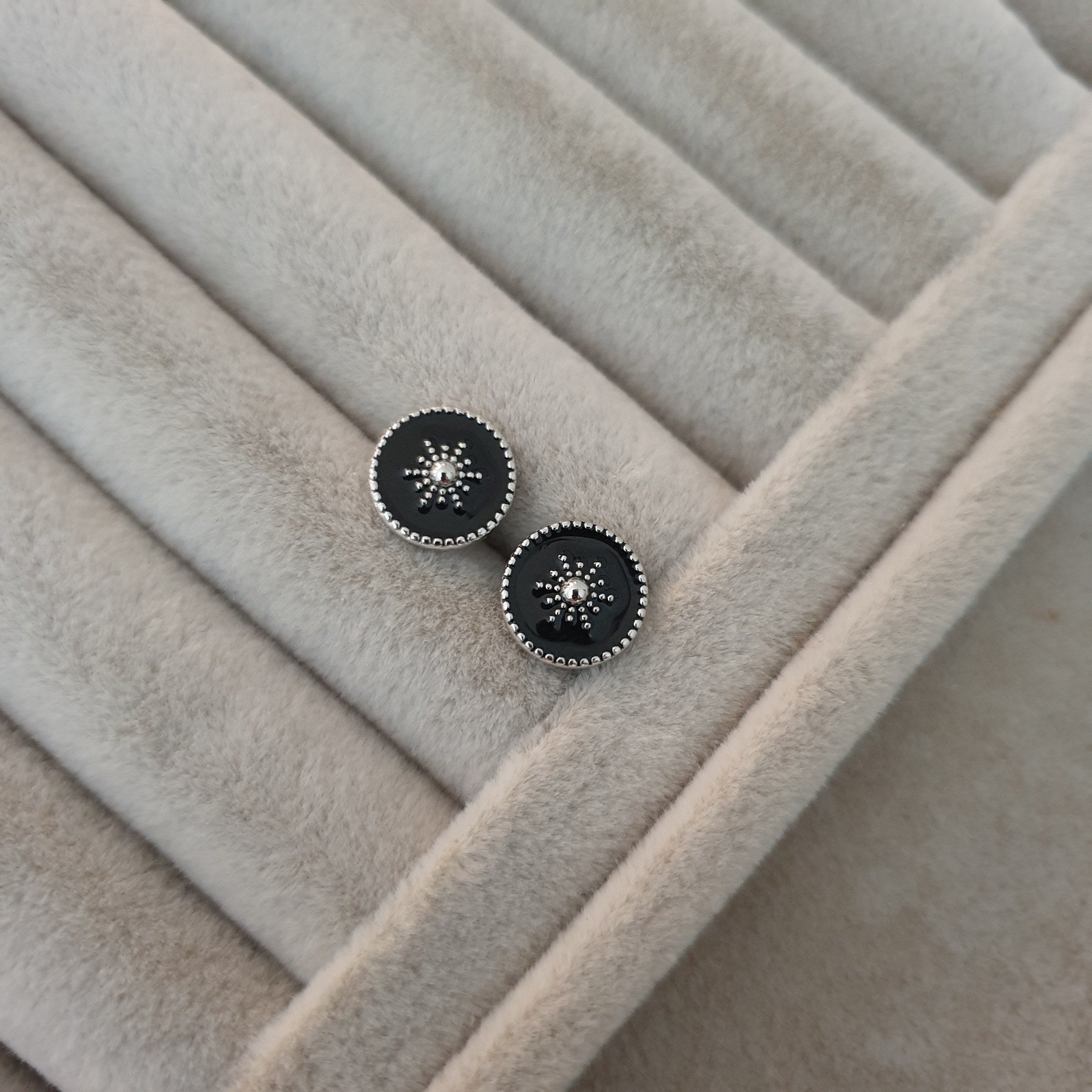 حلق فضة مطلي روديوم مضمون مطلي بالمينا السوداء - 40%