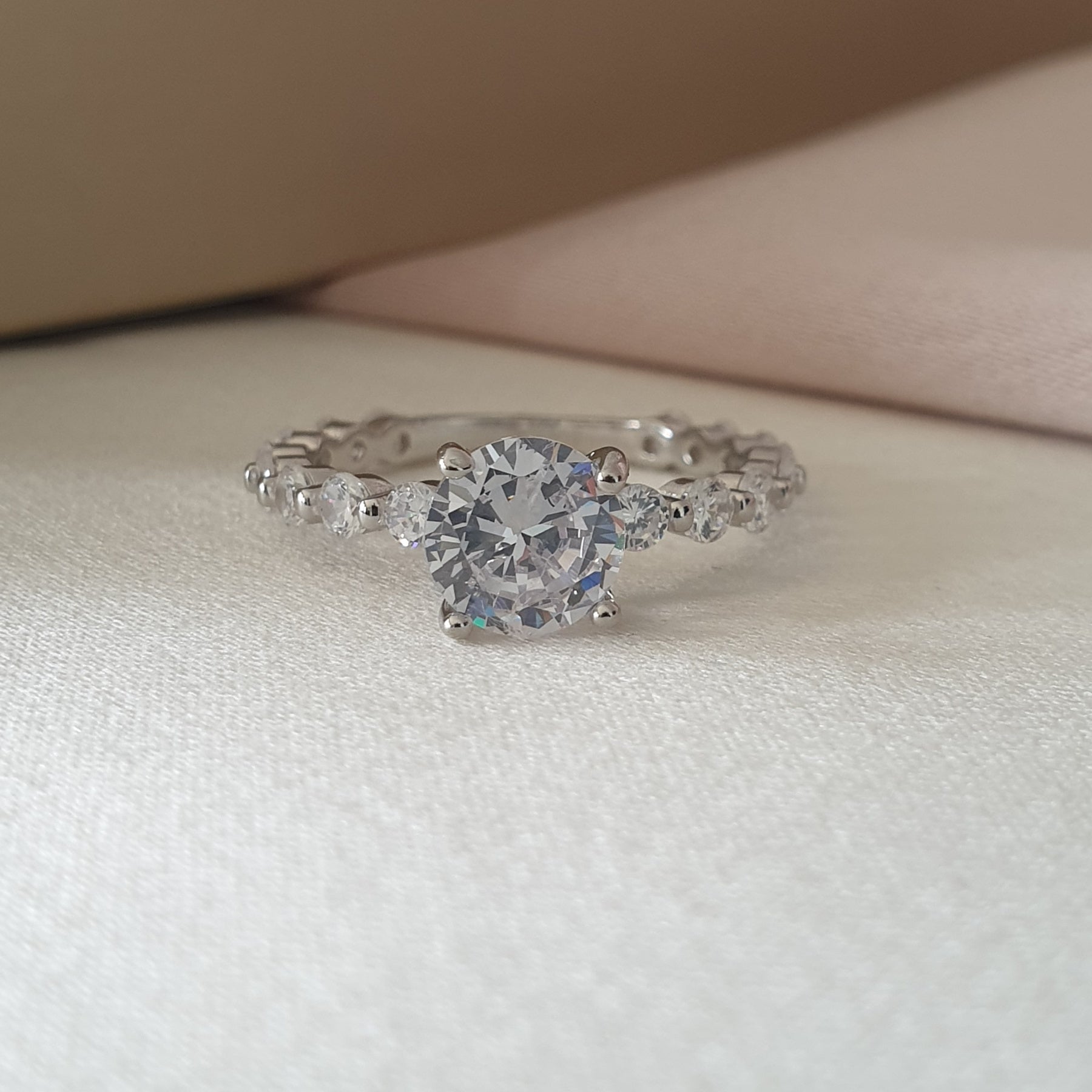 Bague Argent Rhodié Garanti solitaire les pierres tout autour