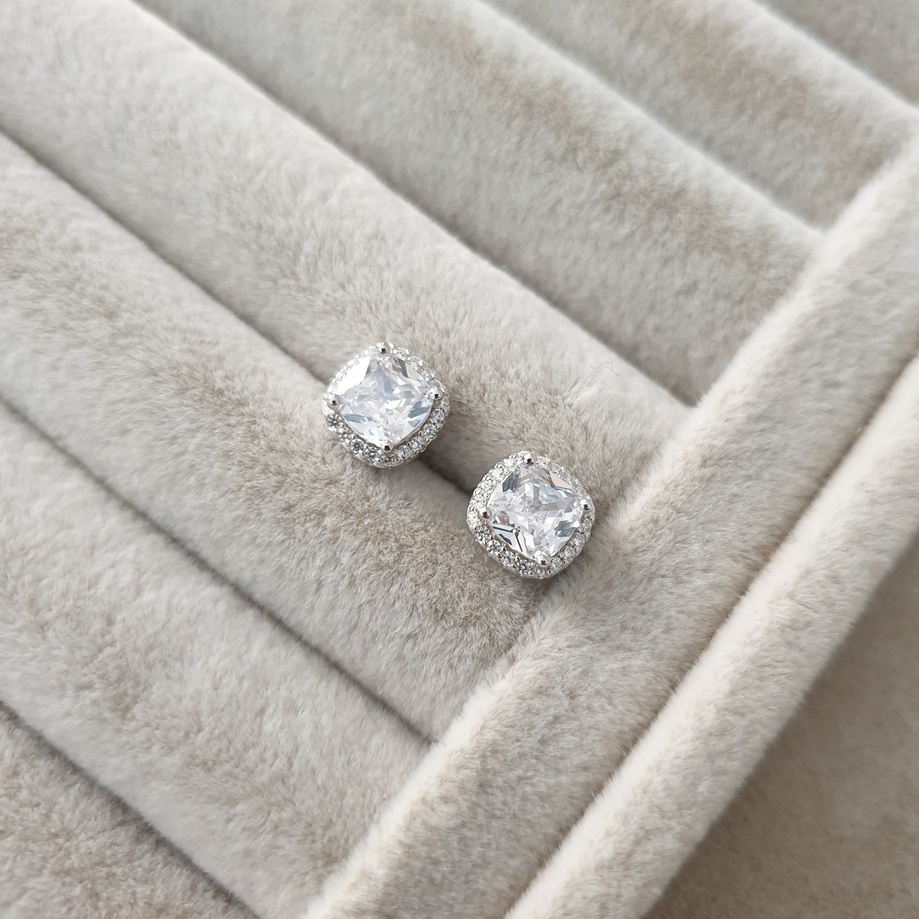 حلق من الفضة مطلي بالروديوم يضمن المربع