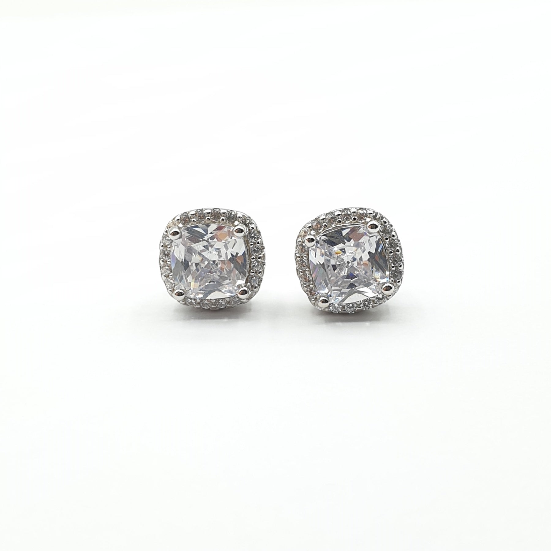 حلق من الفضة مطلي بالروديوم يضمن المربع