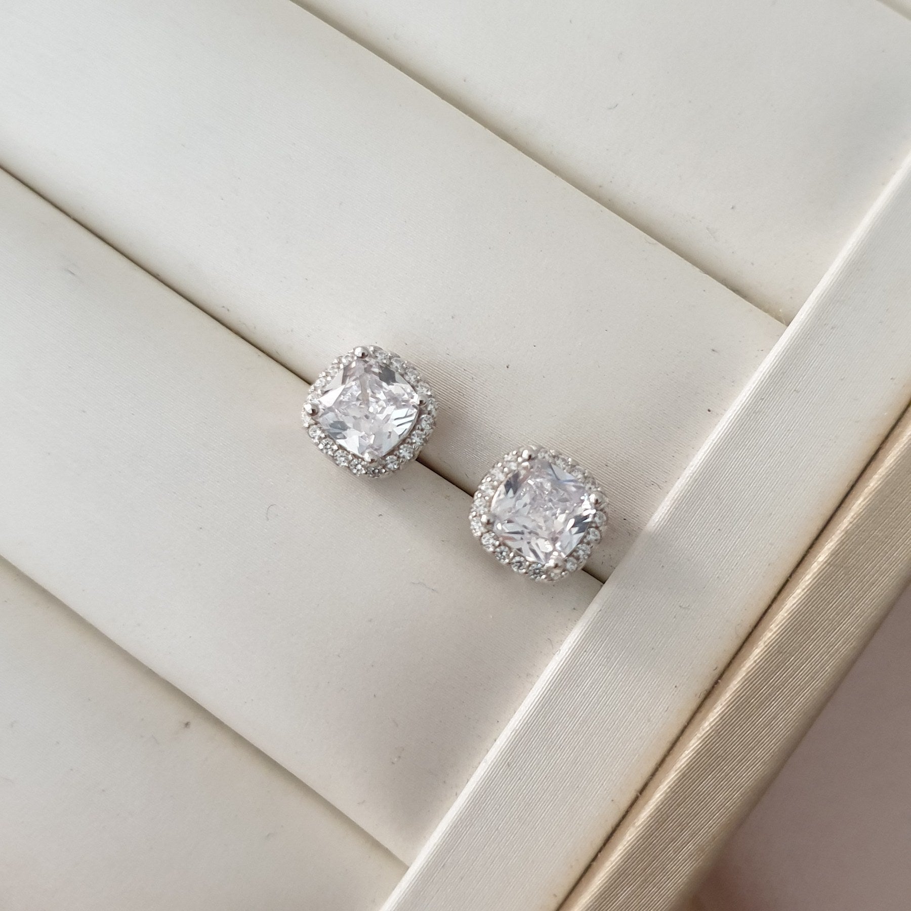 حلق من الفضة مطلي بالروديوم يضمن المربع