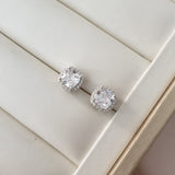 حلق من الفضة مطلي بالروديوم يضمن المربع