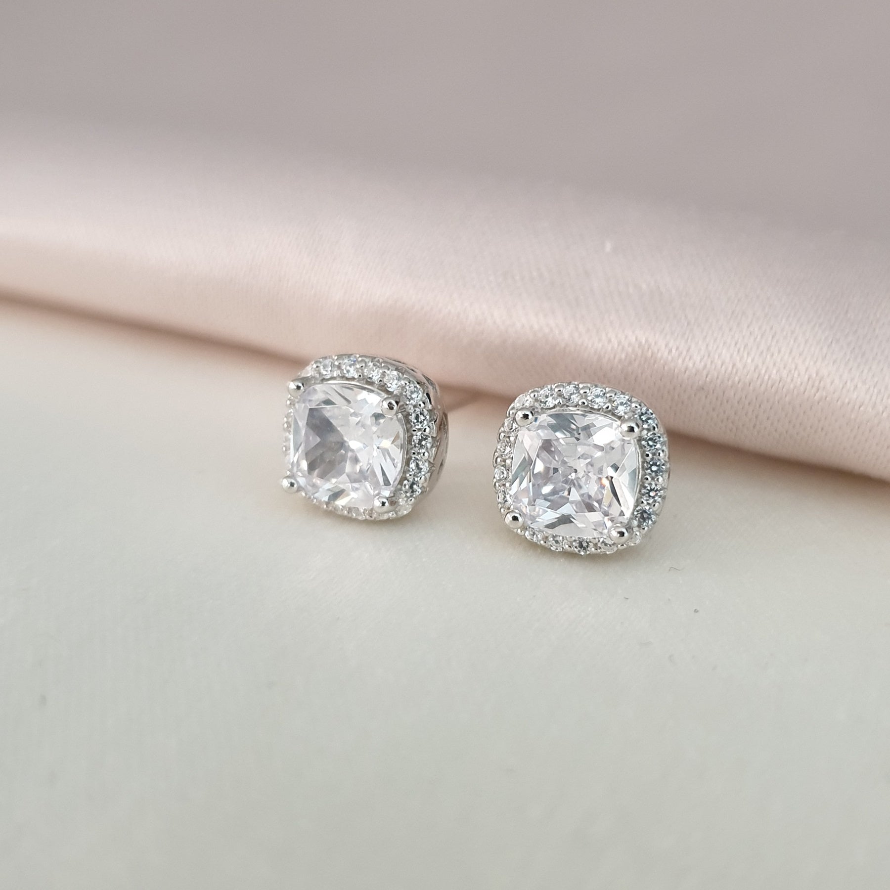 حلق من الفضة مطلي بالروديوم يضمن المربع