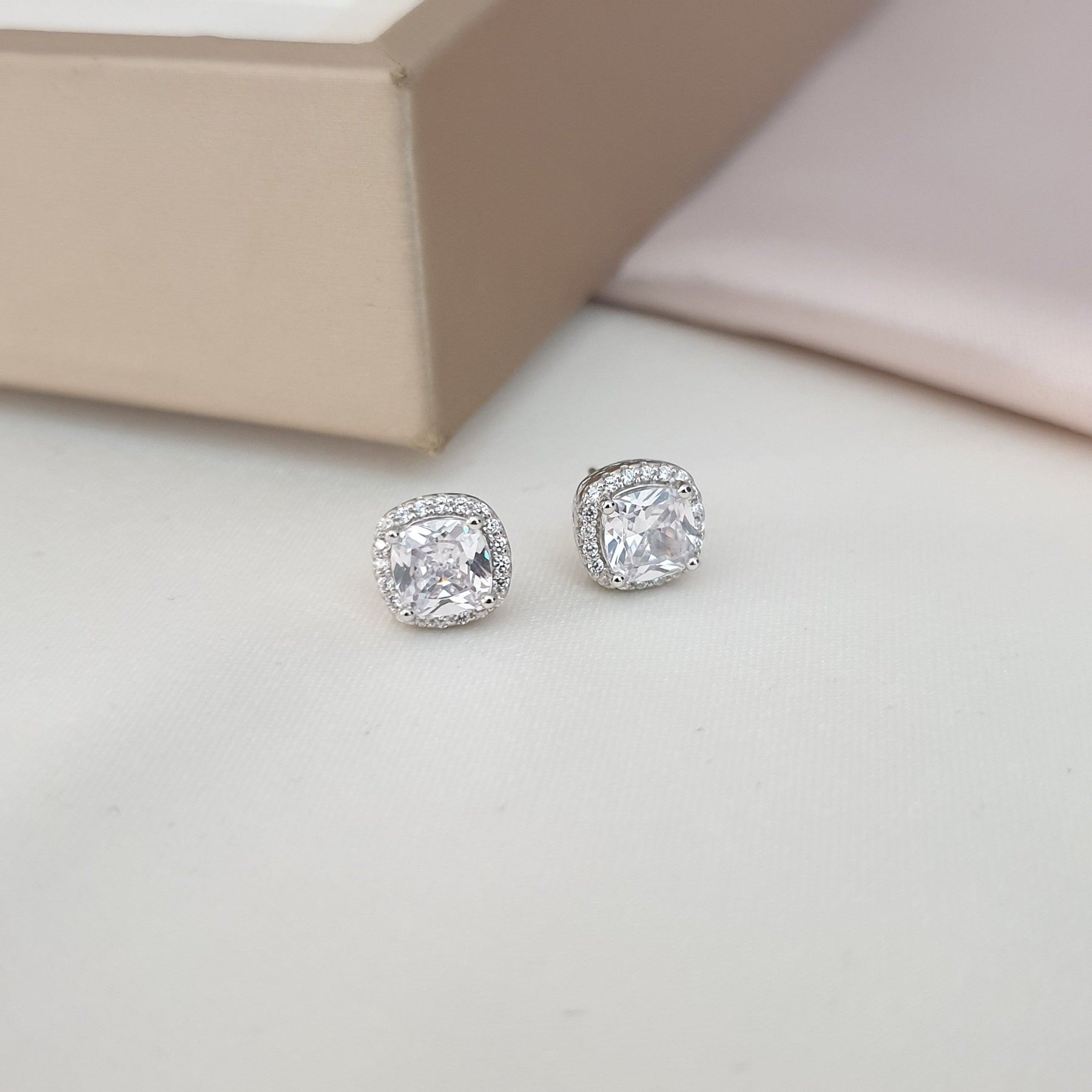 حلق من الفضة مطلي بالروديوم يضمن المربع