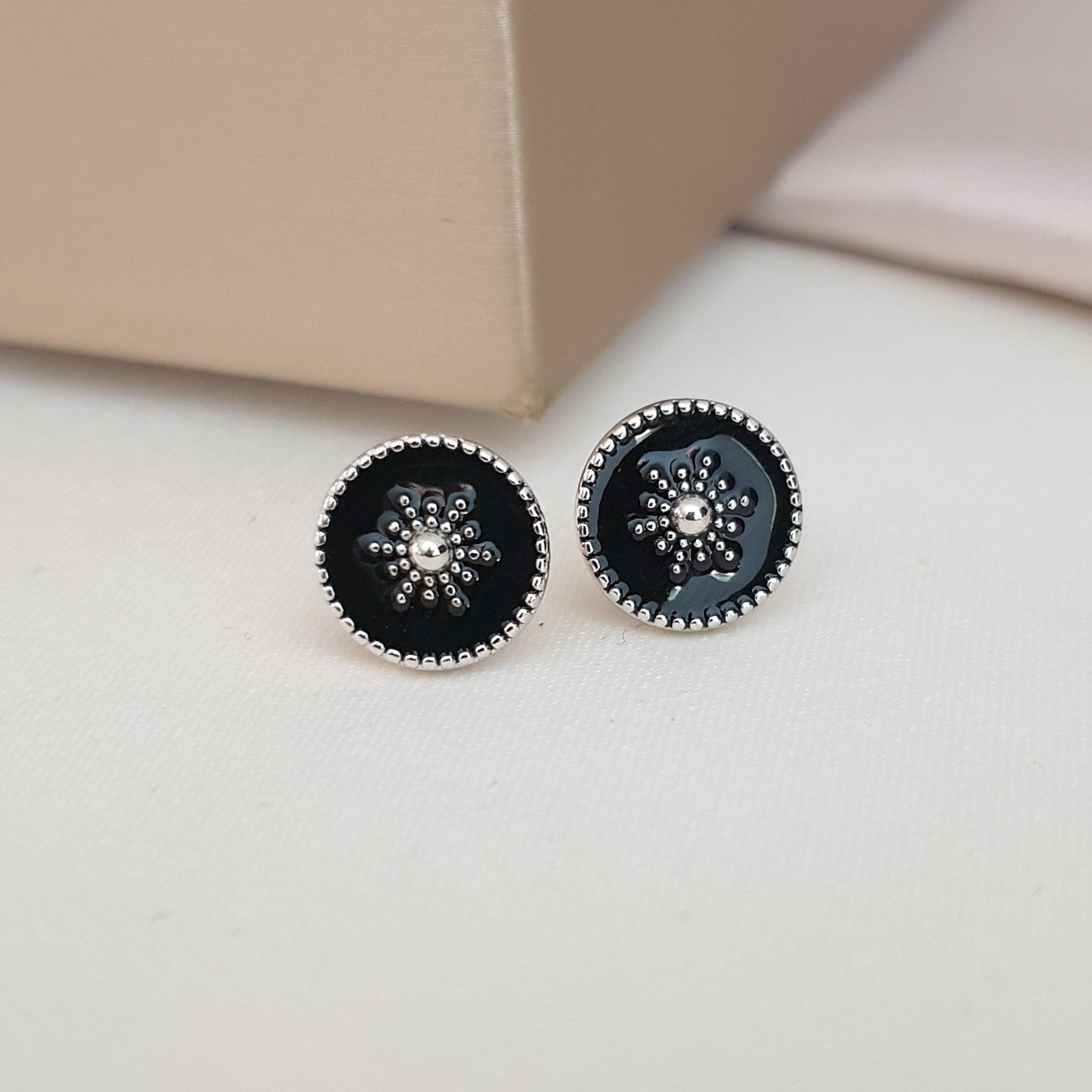 حلق فضة مطلي روديوم مضمون مطلي بالمينا السوداء - 40%