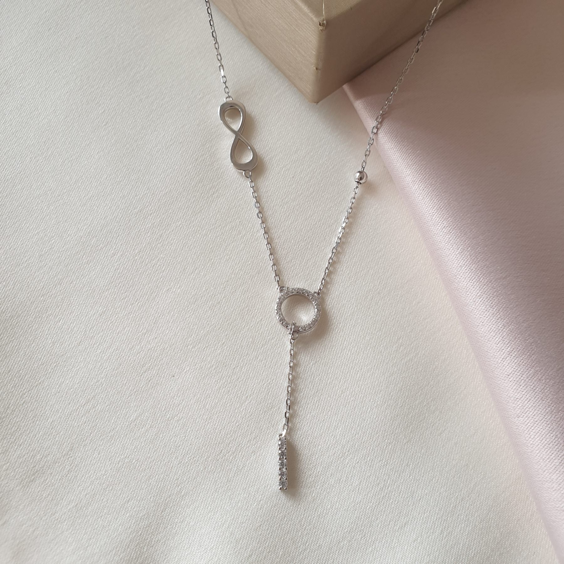 Collier argent Rhodié Garanti  rond infinity cravate
